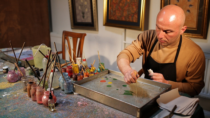 Renklerin ve boyaların suyla birleşmesinden oluşan Ebru Sanatının nasıl  yapıldığını öğrenmek ister misiniz ? - Arkhe Sanat Akademi